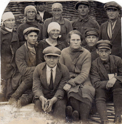 Haitin. Aron Haitin wood production workers in Narva Jõesuu - ~ 1930
At bottom left Arie (Lev) Hatin
Keywords: [H]