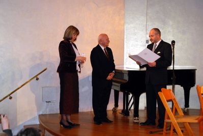 t2
Mr Jacob Kaplan receives the Estonian White Star medal from the Estonian Foreign Ministry Chancellor Mr  Matti Maasikas 
