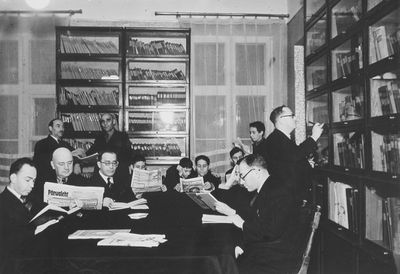 Bialik Society library  - Lai t. 5 Tallinn
Left ti right
Sitting: ?, Goldstein, Druck, 
Standing near the bookshelf: Hirsch Band
