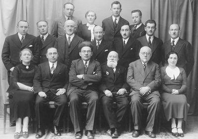 Tartu community leaders
Left to right.
Sitting: ?, Dr Ezra Dobruschkes, ?. Jacob-Aron Jakobson, Schlomo Bakscht, Enta Kruskal
II row: Mirvits, David Usvanski, Mosche-Aron Kamenovski, Ruven Selmanovitsch, Levin?, Leib Kruskal, Koblenz?
Top row: Abram Usvanski, ?, Boris Bakscht, Abram Judeikin
Keywords: [D] [J] [B] [K] [M] [U]