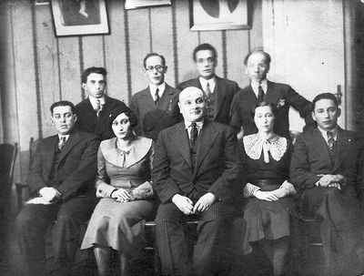 In Bialik club
Left to right.
Sitting: Schalom Zivan, Sara Blum (Zivan), Jakov Margolin, Vera Klosman, Elkone Blum
Standing: Alter Schneer, ?, ?, ?
