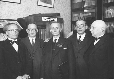 Bialik society leadership (after 1936 - the Maccabi Jubilee album is on the shelf)
Left to right.
Schmarja Tamarkin, Hirsch Band, Afroim Rochlin, Druck, Goldstein
Keywords: [T] [B] [R] [D] [G]