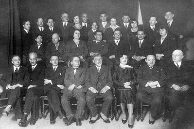 ?
Left to right.
Sitting: Levin, Gurin, Rochlin, Tamarkin, P. Aisenstadt, G. Aisenstadt, Goldstein
Middle row: Kopl Jokton, Amitan, Rosalia Tuch (Stolper), Abesgaus, Zitomirski, Hirschman, ?
Top row: ?, Perlman, Saks, Kit, Margolin, ?, Schenderov, Schneberg, Klutschik, ?, ?, Passov, ?, Gleser 
