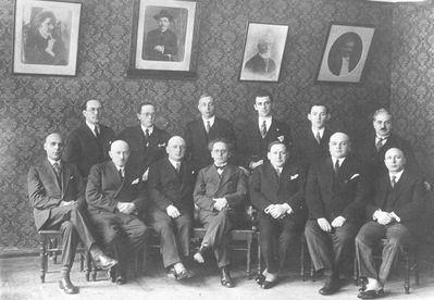 Bialik club 
Left to right.
Top row: Moissei Saks, Hirsch Band, Levin, Klutschik, Melamed
Bottom row: Schenderov, Eidus, Goldstein, Schmarja Tamarkin, ?, Margolin, Delski
Keywords: Unknown