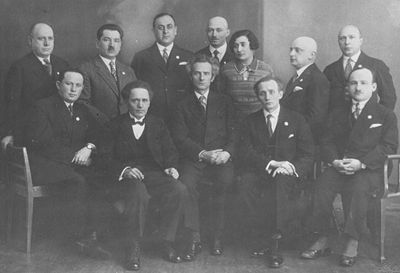 Bialik drama society leadership ~ 1930s
Left to right.
Top: Amitan, Itskovitsch, Boris Beltschikov, Eidus, Sonja Vigodski, Goldstein, Delski
Bottom: Band, Tamarkin, ?, Rochlin, Bassel
Keywords: [A] [B] [I] [E] [V] [G] [D] [T] [R] Unknown