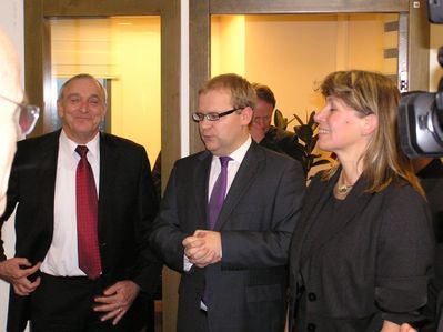 4. Opening of the Estonian embassy in Tel-Aviv - 18.11.09
Left to right: Israeli Internal Security Minister Mr Yitzhak Aronovitch, Estonian Foreign Minister Mr Urmas Paet, Estonian Chargé d'affaires in Israel Mrs Marin Mõttus
