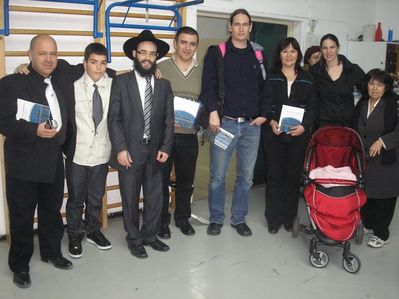 n1
Rabbi Kot with Braschinsky and Svidgal families 
