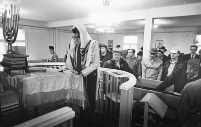 In Magdalena synagogue in 1986.
With the TU hat is Mikhail Dashkovsky, right from him - Edward Brailovsky. 
