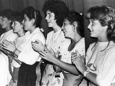 1990 - The first youth camp in Laulasmaa - concert - august 1990
Left to right: Dana Aronovitsch, Paturski, Alla Alperovitsch, Dina ?, Nina Olman
