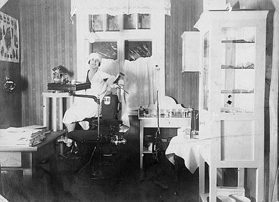 Gradnauer (Pikarevitsch) Riva (1902-?) - 1925 Tapa - the dentist room
First year of the dentist work
