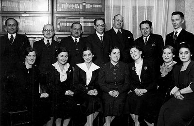 21
Left to right.
Standing: Benzion Levin, Dr Mordechai Bassel, ?, ?, Tschapkovski, ?, Dr Abram Glückman
Sitting: Dr Sara Bassel (Teischev), Rebekka Epstein (Borovik), Tschapkovski, ?, ?, Dr Rosa Glückman, ?
Keywords: [unknown]