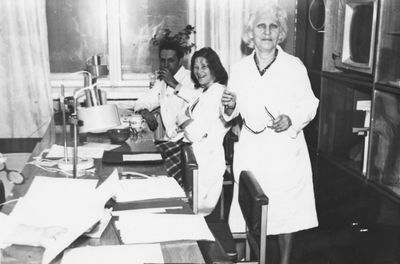 Judeikin (Zagorje) Dora (1920-1988)
Dr Dora Judeikin (right) in the Central Hospital (Keskhaigla). Cardiologist.
Sitting Dr Aleksander Levin and Dr Tamara Nõmm
