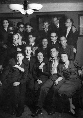 1938-12-03
Left to right.
Bottom row: Emanuel Nodel, Jossef Usvanski, Dora Zagorje, Petja Pats, Shulamith Sverdlov (Pajenson)
Middle row: Gedalia Michelson, ?, ?, Mischa Scher, Jossif Goldmann
Top row: Berta Kaplan, Heinar (Haim) Grabe, Mischa Sverdlov, Isidor Levin, Dr Moshe Lapidus, Jacov Gabovitsch
