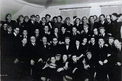 1939 - Akademischer Verrein members visiting Limuvia - 25.3.1939
Left to right.
Top row: Hirschberg, Sima Weinberg, ?, ?, Pesach Pats, Krupatkin(?), Jossif Usvanski, ?, Mira Kofkin, ?, Berta Kaplan, Jossif Goldmann, ?, Isaak Furmanski, ?, Gabovitsch, ?
II from top: ?, ?, Boris Kropman, Arnold Perlman, Petja Belastozki, Boris Bakscht, Sulamit Sverdlov (Pajenson), Mischa Sverdlov, ?, Aleksander Kan, ?, ?
II from bottom: Mosche Kaplan, Max Klompus, Nosson Gens, Mischa Scher, Dodja Pasternak, ?, Anya Bakscht (Dickman), ?, Naftali Gens, ?, ?
Bottom: Isidor Levin, ?, Dora Judeikin (Zagorje), Emanuel Nodel, Zalel Gens 
Keywords: Limuvia LIMUVIA limuvia