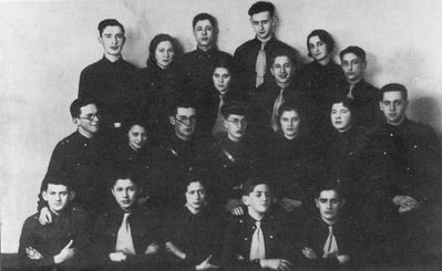 1933-3-25 - Beitar
On the picture are present:
Dora Haitov, Asher Itzoch, Musja Rabinovitsch, Sara Buras, Mote Brener, Teffi Majofes, Isak Haitov, Etti Gleser, Harry Itskovitsch, Ljuba Gleser, Mote Danzig, J. Rubinstein
