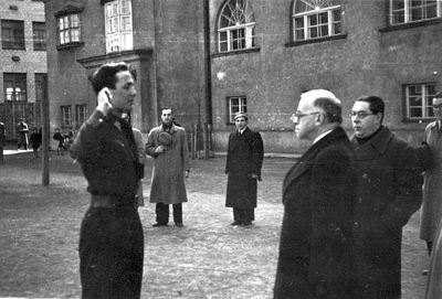 Jabotinsky in Tallinn 2.5.1939
Picture taken in the Tallinn Jewish Gymnasium court.
Far in the middle Pinhas Kats who was killed by Soviets for being a Zionist 
Schura Kaplan?, ?, Pinchas Kats, Jabotinski, Rafail Jakobson,
