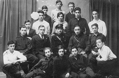 12/1932
Left to right.
Top: Nadel (Nodel), Shura Kaplan, Tevje Feimann
Second from top: David Ring, Riva Kaplan, Ljeva Kliksberg, Leva Usvanski
Second from bottom: Ami Smolenski, Rafael (Folja) Hershaw (Hirschovitsch),  ?, ?, Gilinov?
At bottom: Joshua Kropman, Appa Feimann, Dora Feimann?, Jacov Levitin, Leo Blumenfeld
