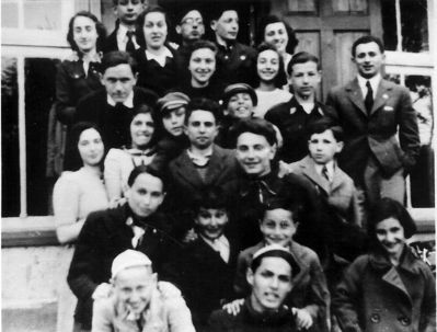 1938-1939 Tartu Beitar at the jewish school entrance
Left right, top bottom.
Schura Kaplan;  Perle Levin(?), Frida Pataschnik (Koblenz), Rudi Himmelhoch, Max Gelb, Lea Heimann;        Resnik, Resnik, Anella Kolovski, Bubi Goldberg, Benzion Heimann:  Alla Usvanski(?), Betti Nedzvetski, Mischa Eidelkind (w. hat), Benno Nedzvetski (next w. hat); Itta Jeirus, Schlomo Sochatsevski, ?;
Dodik Levin, Herz Lutrin, Don Jeirus, Goldi Gelb (Lutrin), Aleksander Gelb, Goda Kolovisski
Keywords: Education