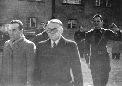 Jabotinsky in Tallinn 2.5.1939 (II)
In front: Pinchas Kats (left) with Zeev (Vladimir) Jabotinsky. Saluting - Samuel (Shura) Kaplan
