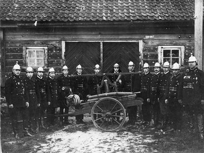 Viljandi Jewish Firebrigade - 1928
Left to right.
Zemmi Blumberg, ?, Haim Milner, Jossel Blumberg, Rachmiel Blumberg, ?, Isak Fain, ?, Benno Epstein, ?, Scholem Smeloi, ?, Salomon (Velve) Schugol, Naftoli Perlmann
