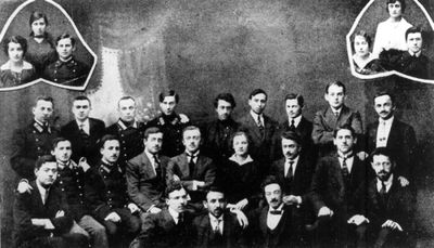 Tartu 1915
Bottom row right to left:  Schvidki,  Eliachu Erev,  ?
Second row (sitting):  Dr Schneur-Zalman Avigdori (Vigderhaus),  Dr Jehuda-Leib Gurvits,  ?, Lea Pikorovski, Mosche Gurvits, Mordechai Gurvits, Dr Efrayim Sinai (Disenchik), Jerachniel Vinik, Dr Philip Rivlin.
3d row: Landsmann, Zalman Rabinovitsch, Dr Jacob Arieli (Zipis), Dr Heiman Rubin, Hutin, ?,  Gobergrits, Kropman. Zechzer.
In the corners: right: Dr Shneur-Zalman Zeitlin, ?, ?  left: Shimon Gurvits,  ?, ?
