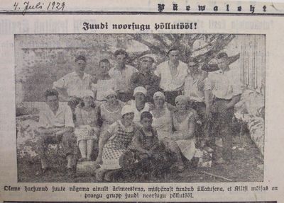 1929 in Kiltsi
Jewish youth at agricultural work!
"We are used to see Jews only as merchants, therefore it looks strange to see a group of Jewish youth in Kiltsi farmstead at agricultural work."

Еврейская молодежь на сельскохозяйственных работах!
"Мы привыкли видеть евреев в качестве торговцев, поэтому  странно выглядит еврейская молодежь на сельскохозяйственных работах в мыйзе Килтси."
