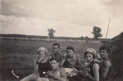 Ha'Haluz in "hahshara" in Sangaste 1935 or 1936
Frieda Schats, Dov Maisel, Israel Gordon, Mosche Schimschilevitsch, Meri Josselson, ?
