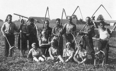 1933~ Hachaluz group in Luunja near Tartu
Keywords: [history]