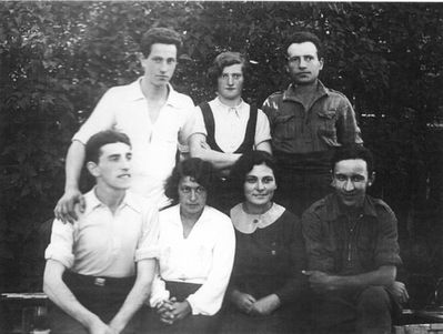 Kibuz Hachshara "Kehilia" (Kehila?)
Left to right.
Sitting: Gurevitsch, Manja Baran, Zilla Schapiro, ?
Standing: ?, Sonja Muschkat, ?
