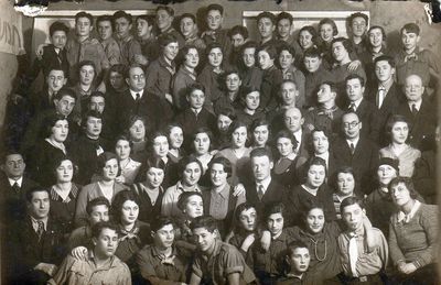 1932
Most of the people can be identified from other pictures. The girl with bad left eye in light shirt 3rd row from the bottom on the right is Meri Rusinov.
To be updated.  
