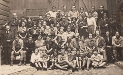 Hashomer Tallinn with guests - 1935 before the XIX Zionist congress
Left to right.
Top row: Danni Goldmann, Motte Danzig, Nechemia Levitan (Levanon), Jascha Aronovitsch, Gutti Reichman, Isi Goldmann
II from top: Rybka, Jossi Mesnikov, Njusa (Anna) Passov, Israel Migdal, Salman Eidus, Bebka Scher, Riva Itzoch, Rybka, ?, Ilja (Ekke) Kitt, ?
III row from top: Levin (I from left on picture), Ljuba Piel, Lena Levitan, ?, Jossef Schagal, ?, Moritz Heiman, ?, ?
II row from bottom: Schmotkin, Nechemia Argov (Nemotin) from Riga, Mme Anna Pikarevitsch, Hana Zilevitsch, Jette Hirschman, Josef Baraz from kibuz Dgania in Israel, Gerschanovitsch, Stein, Mosche Stein, Kirschbaum, Lazik Goldberg (who came from Riga to organize Hashomer in Estonia)
Bottom row: ?, ?, ?, ?, ?, Harry Goldmann, ?, ? 
