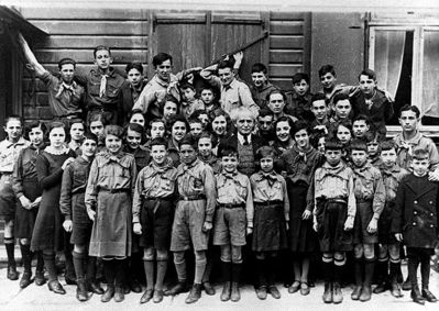 1933 - Ben Gurion in Tallinn with Hashomer Ha'zayir members
See the next image (in Organizations - Haschomer Hazayr album) for names.
Keywords: [history]