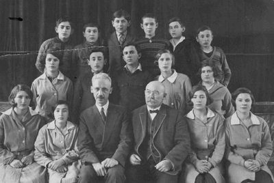 Tallinn - 1930 - Tallinn 1930 gymnasium (19/6/30)
On the back side signed: Isabella Berkovitsch,  Vera Berkovitsch, Moses Schimschilevitsch, Lerman, Mosche Schmotkin (II row middle), Hinda Gerschanovitsch (bottom II), A. Temin, Boris Scher, M. Rapoport, Frieda Schats II row IV), Jakob Kullmann, T.J.K. (?), Liebe-Diina Piel (bottom VI).
In the top row second from right Ber (Boris) Passov
