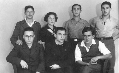 1935-10-06 - Tallinn - before aliya of Nechamke
Left to right.
Top: Koppel Koslovski, Ljuba Piel, Guti Reichman, Isi Goldmann
Bottom row: Berka Scher, Nechamka ?, Monja (Moshe) Schmotkin 
Keywords: [S] [K] [G]