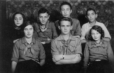 Tartu group   ~ 1933
Left to right.
Top: Rosa Nachamtsin, Perez Mischkin, Becca Spungin, Scholem Schapiro
Bottom: Lea Muschkat, Izhak Kats (from Rezekne), Sima Schkop
Keywords: [N] [M] [S] [K]