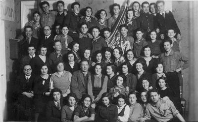 1932
Left to right.
Top row: Zvi (Hirsch) Kitt, ?, Nechemia Levanon (Njuma Levitan), Rebekka Kaner (Haitov), Ljuba Piel, ?, Hinzi Gerschanovitsch, ?, Israel Itzoch, ?, ?
Second from top: Nissan (Mischa) Asnovitsch, ?, ?, Mosche Schimschilevitsch, ?, ?, Dov Hameiri (Maisel), ?, ?, ?, ?
Middle row: Gurevitsch, ?, Samuil Rybak, ?, Dina Danzig, ?, ?, ?, Miriam Josselson, Golda Kitt, ?, Ber (Boris) Passov
Second row from bottom: Kirschbaum, ?, ?, ?, ?, Riva Itzoch, ?, ?, ?, ?, ?, ?
Bottom row:  ?, ?, Njusa Passov, ?, ?, Sima Slosin, Minna Gitelson (Blechman, s.Kitt), Lasik Goldberg (Riga)
