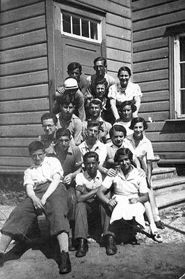 Plugat "Barkochba" in front of Haschomer club - 1937
Left to right.
On top: Mosche Schmotkin, Vulja Schats, Bella Haitov
II row from top: ?, Dov Maisel
III row from top: Mletschin, ?, Netti Gleser
II row from bottom: Salman Eidus, Danziger, ?, Jette Hirschman, Turetski
Bottom row: Ralf Markovitsch, ?, Beni Heiman, Vava Ogus  
