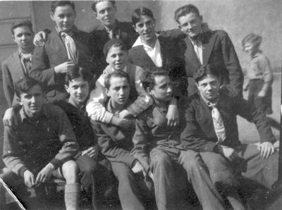 "Kvuzat Bone" 1933
Left to right.
Sitting:  Moshe (Monja) Schmotkin, Mosche (Musja) Schimschilevitsch, Schlomo Gerschanovitsch, ?, Dov Hameiri (Maisel)
Standing: ?, Mendel Grinstan, Samuel (Zama) Rybak, Zvi (Hirsch) Kitt, ?
In the middle: Kopa Koslovski
