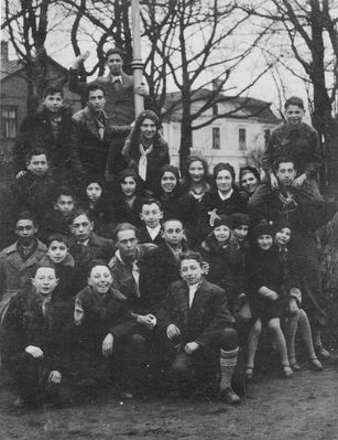 Pärnu Hashomer children with Tallinn leaders - 1931-32
Left to right.
Top standing: ?
Top row: Jascha Freiman, Gutti Raichman, Becca Haitov, Koppa Koslovski
III row from bottom: Scholem Schindler, ?, Ljuba Pavlovski, Edit Matskin, Berta Karp (Pavlovski), ?, Zussi Goldberg, Matskin, Abrascha Pavlovski
II row from bottom: Dody? Levin, Abram Hopp, Boba Levin, Samuel Rybak, Mulli Goldberg, Laser Bub, Nechama Permand, Rivka Schindler, Schiffra Gordin, Tutti (Helene) Permand
Botto row: Fedja (Faivusch) Grodinski, Kuschner, Mulli Mandelkorn

