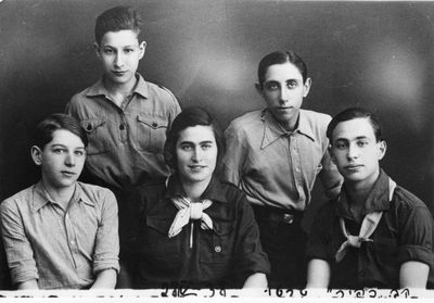 Tartu group - kvuzat "Kfir" - 1938
left tor right.
At top: Kopl Svitski, Schalom Schapiro
At bottom: Syema Nodel, Lea Muschkat, Becca Spungin
