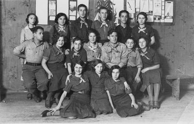 Valga Hashomer group
Left to right.
Top row: Chane Abramovitsch, Ella Musikant, Treinis ?, Jankl Fell, Itse Steinert, Lea Schlick
Middle row: Lasar (Lasik) Goldberg from Riga, Dussi Levin, Mote Bell, Frida Teitelbaum, Abi Libman, Meischa Berner, Libe Bell
On the floor: Atsi Berner, Giti Abramovitsch, Berta Gurevitsch
