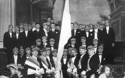 1928-2-15 - V Jubilee. Tartu
From left to right.
Bottom row:  IV Abram Kropman, VII Mischa Bakscht,  IX - Avraham Levitin
Middle row: II Leo Blumenfeld, IV Sascha Schein, V Levitin,  VI David Sorkin
Top row: I Abram Fainmann, III Josef Goldberg, VI Schadsunski, 
