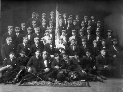 1929 - VI Jubilee  - with guests from Hasmonea Riga and Jordania Kaunas
Left to right
Bottom row: ?, Willy Usvanski, ?, ?, ?, Nosson Eidus, ?, ?, Tyemin
II row from bottom: ?, Boris Kropman, Mark Kolovski, ?, Samuil Levitin, ?, David Sorkin, Menashe Schein, ?, Abram Kropman
II row from top: ?, ?, ?, Schura Sverdlov, Hirsch Kamenovski, Jossif Goldberg, A. Levitin, Mischa Bakscht, ?, ?
III row from top: ?, ?, Schadsunski
