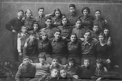 1933 Narva Hashomer
Left to right
Top row: Aron Maslovski, Bella Schapiro, Mischa Zimbalov, Bluma Passov (Schapiro), Aron Zehovoi, Lena Manor (Rutstein), Sika Baran
II row: Jascha Maslovski, Riva Zimbalov, Zemach Schapiro, Bluma Geruchmanov (Stein), Abram Rosenberg, Jossif Rein, Dora Zagorje
III row: Cheroel Zimbalov, Sonya Maslovski, Isak Schapiro, Lika Schampal, Hashomer shaliach (instructor), Zila Aronstam (Hait)
IV row: Jascha Stein, Lena Rosenberg, Faiva Schapiro, Selda Harhat, Isi Rosenberg, Isak Rein?, ?
Bottom: Ljeva Zagorje, Jascha Kulman
