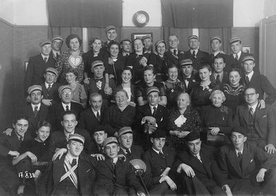 1938-10-17
Left to right.
Top (single): Ruven Kamenovski
Top row: David Fainmann, Rochlin, Scheine Beltschikov, Berta Kolovski (Kaplan), Dora Fainmann, Ljela Palin, Sima Wassermann (Sack), Hirsch Schur, Anja Levitin, Samuil Levitin, Zvi Kamenovski, ?, Nosson Beltschikov
II from top: Aleksandr Karmi (Gelbart), ?, Mark Kolovski, Sonja Dubin (Spungin), Zenja Kamenovski, ?, Ilja Amitan, Hanna Luvistsuk (Kamenovski), David Bakscht, Scheine Kropman, ?
III from top: Schmuel Zvi Beltschikov, Leib Levitin, Asriel Fainmann, Jette Fainmann, Ilja Dubin, Ljuba Bakscht (Schamsonov), Braina Levitin, Boris Kropman
II from bottom: Vigdor Teitelbaum, Sara (Resnik), Leo Blumenfeld, Abrascha Gutkovitsch, Perez Wasserman, Jossef Beltschikov, Aba Luvistsuk, Abrascha ?
Bottom: Rudi Berkovitsch, Abram Fainmann 
