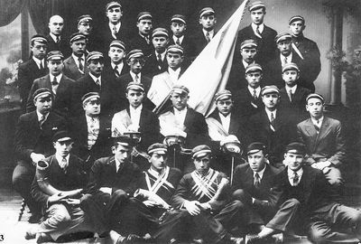 Limuvia students
Left to right.
Second row from the bottom: ?, Perlman, Aleksandr Kan, Meier Gens, ?, Gens, ?
With the flag in the center: Josi Pakkin
