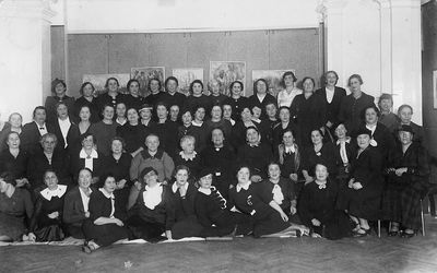 Meeting with R. Klompus - 19/11/1936
The Tallinn Zionist organisation organized a meeting with Mme Rachel Klompus (in the middle) who came to Tallinn from Palestine for a visit.
Left from Mme Klompus - Rebecca Feinstein (Lopatnikov), second from right in the top row - Raja Karro (Gurevitsch)
