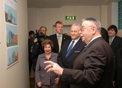 Boris Oks showing the President of Estonia Arnold Rüütel the design of the future synagogue - Chanuka, 7.12.2004
Left from the President the Chairwoman of the Jewish Community Mrs Tsilla Laud 
