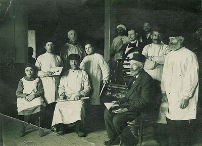 Maze workshop
Right to left.
Standing: ?, Schevach Smeloi, estonian workers
Sitting: Vilenski, Schapse Michel Gordon, Schajevitsch
Standing first from  left: Haim Leib Michelson
