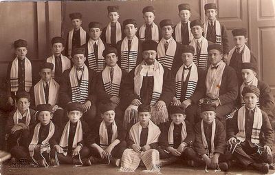 The choir of the Tallinn synagogue - 1927.
In the middle - Kantor Josif Gurevitsch
Upper row, first from left - Jakov Aronovitsch, left from him Hasin
Sitting (from left) : Benjamin (Benno) Zivan, Sholom (Sima) Zivan 
